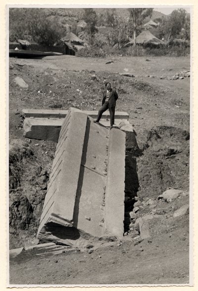 Fragmento de estela, Axum, Etiopía, fotografía de Ugo Monneret de Villard de Ugo Monneret de Villard