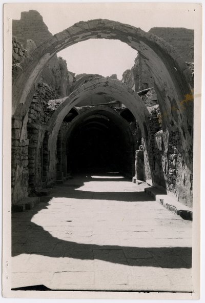 Galería 94 orientada al sur, Monasterio de San Simeón, Asuán, Egipto, fotografía de Ugo Monneret de Villard. de Ugo Monneret de Villard