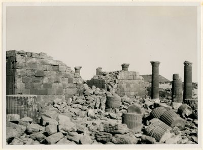 Gran Recinto, vista de los muros y columnas del Gran Templo, Musawwarat es Sufra, Sudán, fotografía de Ugo Monneret de Villard. de Ugo Monneret de Villard