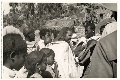 Hombres, mujeres y niños en Axum, Etiopía, fotografía de Ugo Monneret de Villard de Ugo Monneret de Villard