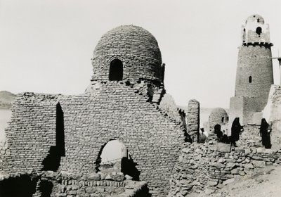 Minarete de al-Mashhad al-Bahari y ruinas de la mezquita, cerca de Asuán, Egipto, fotografía de Ugo Monneret de Villard. de Ugo Monneret de Villard