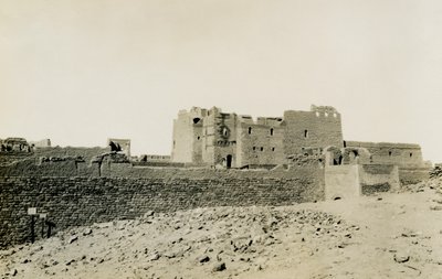 Monasterio de San Simeón, visto desde el exterior por el este, Asuán, Egipto, fotografía de Ugo Monneret de Villard de Ugo Monneret de Villard