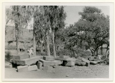 Restos de plataformas de piedra, también conocidas como Tronos del Rey, Axum, Etiopía, fotografía de Ugo Monneret de Villard. de Ugo Monneret de Villard