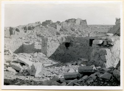 Ruinas de la iglesia meridional, vista del ábside, Sabagura, Egipto, fotografía de Ugo Monneret de Villard. de Ugo Monneret de Villard