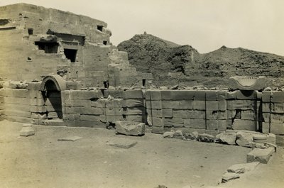 Ruinas de la iglesia copta cerca del templo de Hathor, Dendera, Egipto, fotografía de Ugo Monneret de Villard. de Ugo Monneret de Villard