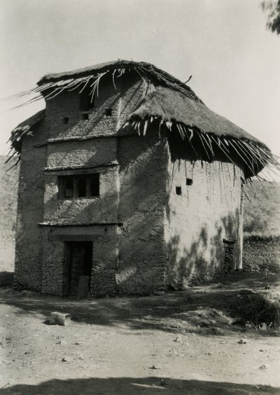 Choza cuadrada con tejado de paja, Axum, Etiopía, fotografía de Ugo Monneret de Villard de Ugo Monneret de Villard