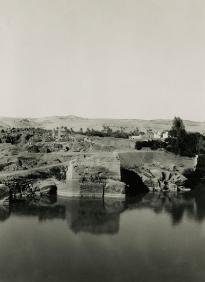 Ruinas del templo de la isla Elefantina, con el baño de Cleopatra en primer plano, Asuán, Egipto, fotografía de Ugo Monneret de Villard. de Ugo Monneret de Villard