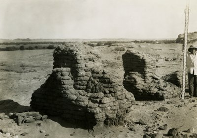 Tumba en necrópolis, Qasr Ibrim, Egipto, fotografía de Ugo Monneret de Villard de Ugo Monneret de Villard
