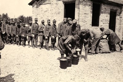 Prisioneros austriacos en Bagnaria Arsa, Udine, Italia, 02/04/1916 (foto b/n) de Ugo Ojetti