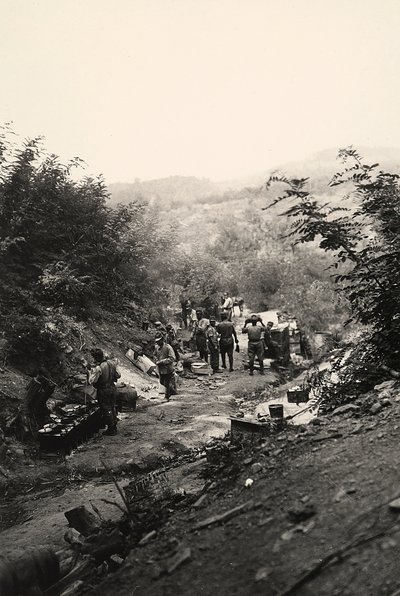 Soldados italianos de la Primera Guerra Mundial en Podgora, en el frente italo-austriaco (foto en blanco y negro) de Ugo Ojetti