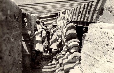 Nuevas trincheras italianas, tras el avance en territorio austriaco en las afueras de Selz, durante la Primera Guerra Mundial, 04-07/1916 (foto b/n) de Ugo Ojetti