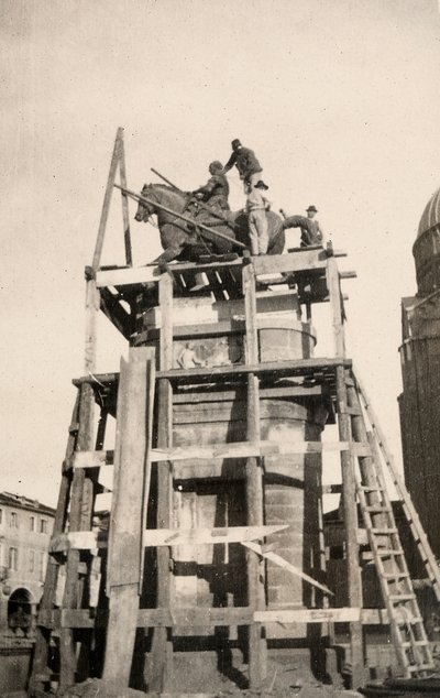El monumento ecuestre "Gattamelata" en restauración en Padua durante la Primera Guerra Mundial de Ugo Ojetti