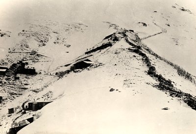 Trincheras y vallas en las laderas del Monte Nero durante la Primera Guerra Mundial (foto en blanco y negro) de Ugo Ojetti