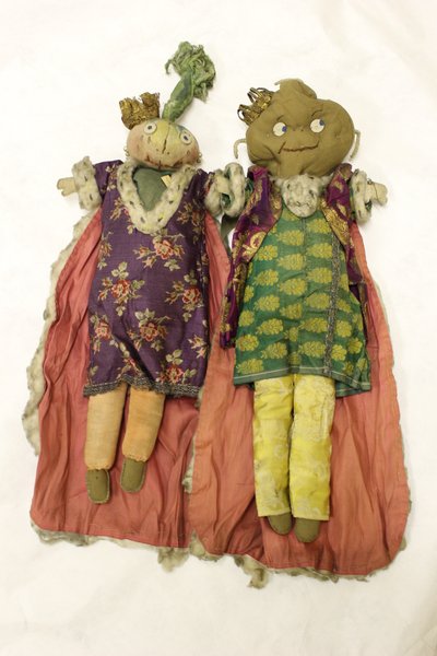 Muñecos de trapo S.M. el Rey Patata y S.M. la Reina Cebolla, con cabezas en forma de patata y cebolla de Una Maw