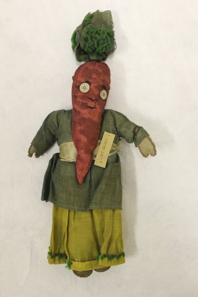 Muñeca de trapo Lady Carrot, la cabeza tiene forma de zanahoria de Una Maw