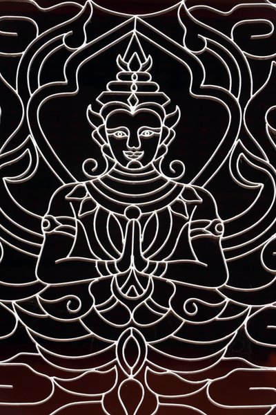 20151028, Vientiane, Laos: Templo budista Wat Ong Teu. Una diosa decora una ventana de Unbekannt