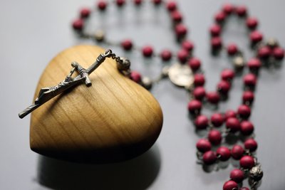 Rosario sobre un corazón tallado en madera de Unbekannt