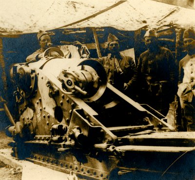 Cañón de 220 en su emplazamiento, c1914-c1918 de Unbekannt