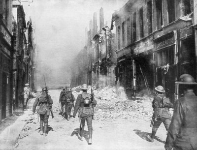 Una patrulla del ejército británico, Cambrai, Francia, Primera Guerra Mundial, 9 de octubre de 1918 de Unbekannt