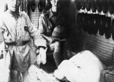 Un oficial británico en una zapatería, Bagdad, Mesopotamia, Primera Guerra Mundial, 1918 de Unbekannt