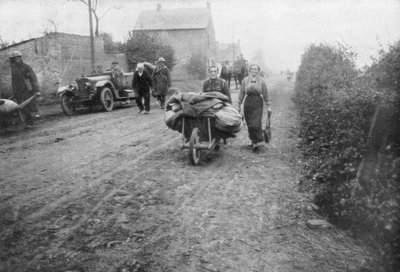 Un soldado británico ayudando a una mujer a regresar a su aldea, Francia, 1918 de Unbekannt