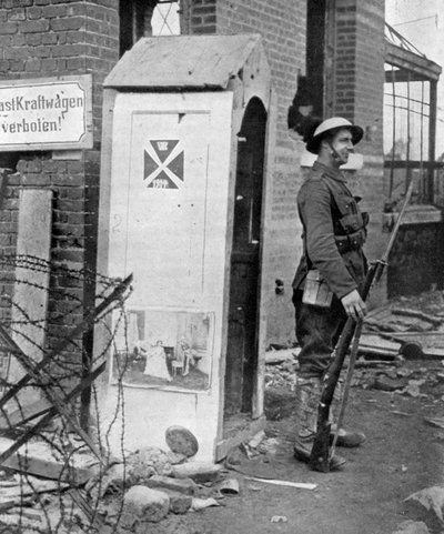 Un soldado británico de guardia tras la caída de Peronne, Francia, Primera Guerra Mundial, 1917, c. 1920 de Unbekannt
