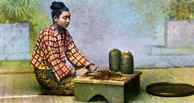 Una mujer birmana haciendo cigarros, c1900s de Unbekannt