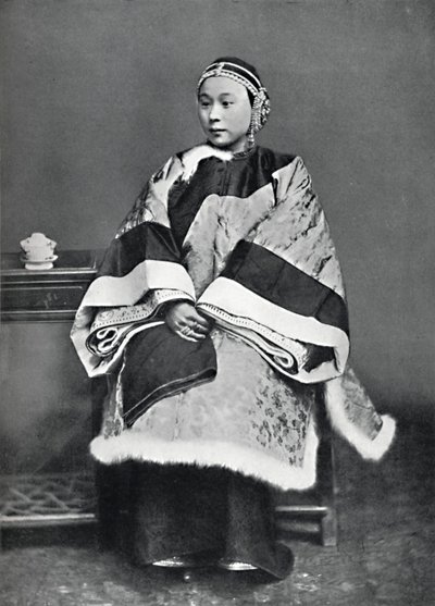 Una dama china de alto rango con traje completo, 1902 de Unbekannt