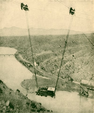 Un motor de contratista siendo balanceado a través de un cañón, Río Grande, Nuevo México, 1930 de Unbekannt