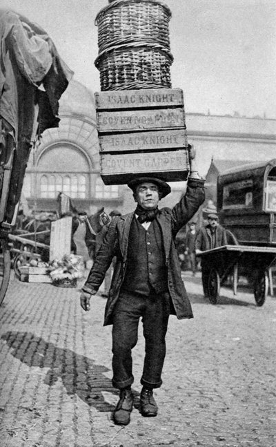 Un mozo de mercado de Covent Garden, Londres, c1922 de Unbekannt