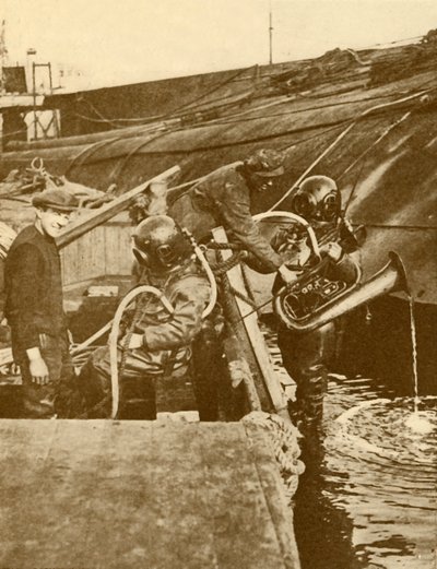 Un buzo con eufonio y espadas del Kaiser alemán hundido en Scapa, c1930 de Unbekannt