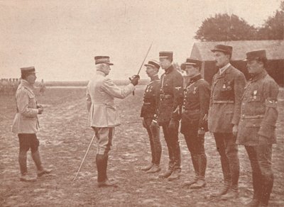 Un general francés otorgando condecoraciones a aviadores, c. 1918 1919 de Unbekannt