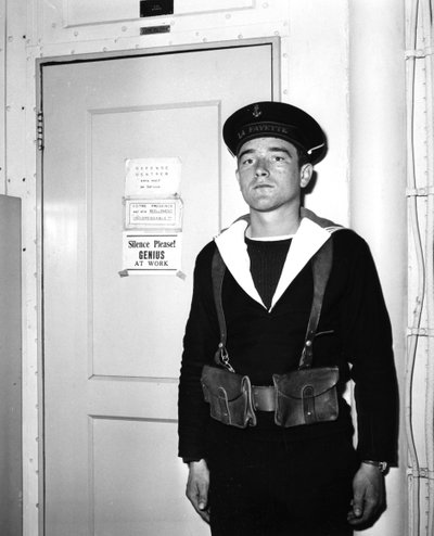 Un centinela francés fuera de la sala de operaciones del portaaviones La Fayette, 1951 de Unbekannt