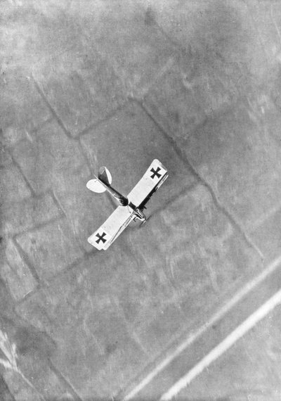 Un avión Aviatik alemán fotografiado en vuelo por un aviador belga, Ypres, Bélgica, 1916 de Unbekannt