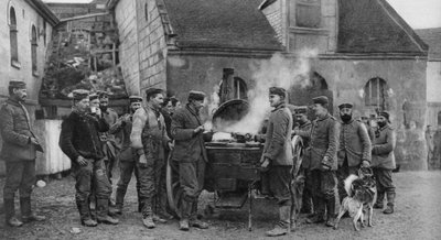 Una cocina de campaña del ejército alemán en un pueblo francés, Primera Guerra Mundial, 1915 de Unbekannt