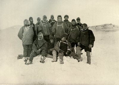 Un grupo del equipo de la costa en los cuarteles de invierno, c1908 de Unbekannt