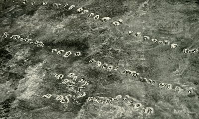 Un ataque de infantería a través de la Tierra de Nadie, 1919 de Unbekannt