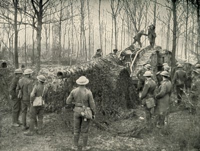 Un buque de tierra trayendo bajo camuflaje un cañón naval alemán de 5.9, 1919 de Unbekannt