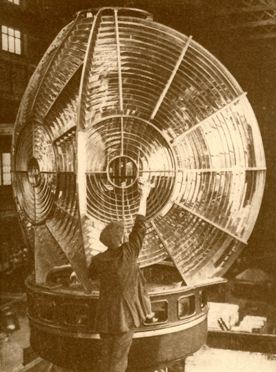 Linterna de faro con lentes de destello grupal, c1930 de Unbekannt