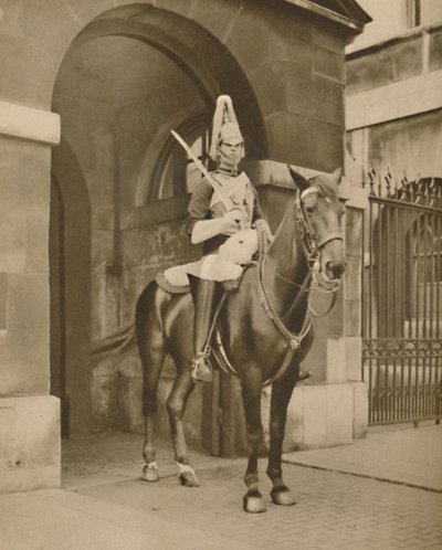 Una estatua viviente en Whitehall: El centinela de la Guardia Real, c1935 de Unbekannt