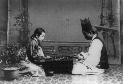 Hombre y mujer jugando a Baduk o 