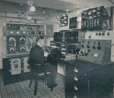 Un operador inalámbrico de Marconi recibiendo mensajes inalámbricos mientras el Empress of Britain cruza el Atlántico de Unbekannt