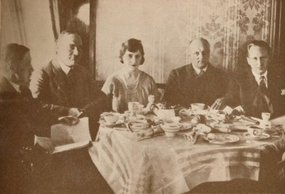 Una comida a bordo del Graf Zeppelin mientras vuela sobre el Atlántico, 1927 de Unbekannt
