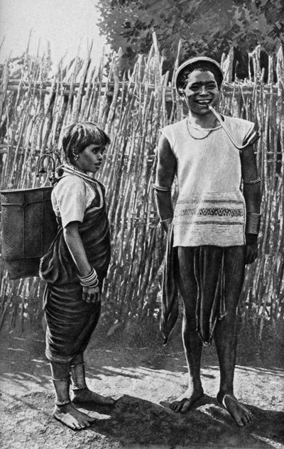 Una pareja Moi dentro de la empalizada del pueblo, África, 1922 de Unbekannt