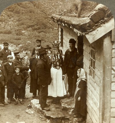 Una novia y un novio de Nordfjord con invitados y padres en la puerta de la casa, Brigsdal, Noruega, c. 1905 de Unbekannt
