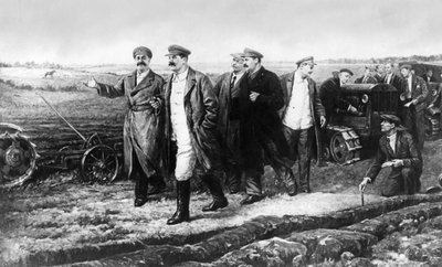 Una pintura de K. Finogenov de J. V. Stalin, G. K. Ordjonikidze, M. I. Kalinin, L. M. Kaganovich y A. A. Zhdanov en el Campo Experimental del Instituto Auto-Tractor de Unbekannt