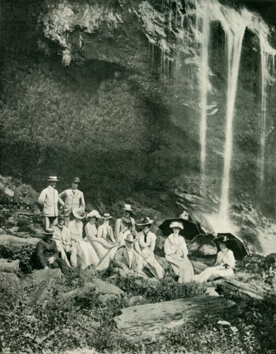 Una fiesta de picnic en las Cataratas Maracas, Trinidad, con Sir A. Moloney y su grupo, 1902 de Unbekannt