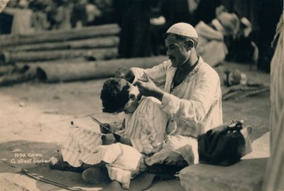 Un barbero callejero, El Cairo, Egipto, 1936 de Unbekannt