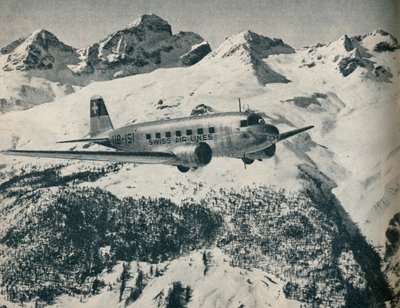 Un avión de Swissair volando cerca del Aeródromo de St Moritz, Suiza, c1936 c1937 de Unbekannt