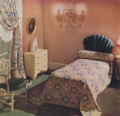 Una colcha de cama Vantona Court da una nota lujosa a este dormitorio, 1942 de Unbekannt